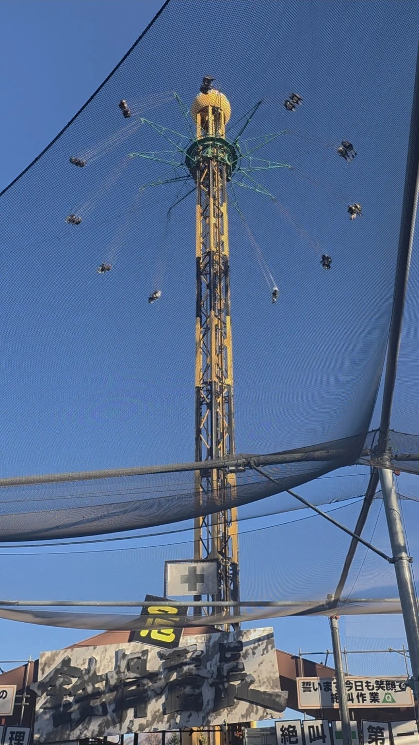 Tekkotsubanchou climbing and rotating around its tall tower at Fuji-Q Highland