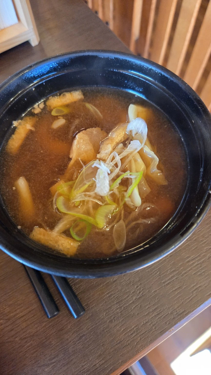 된장 계열 국물에 단단한 면발이 들어간 겐로쿠의 우동