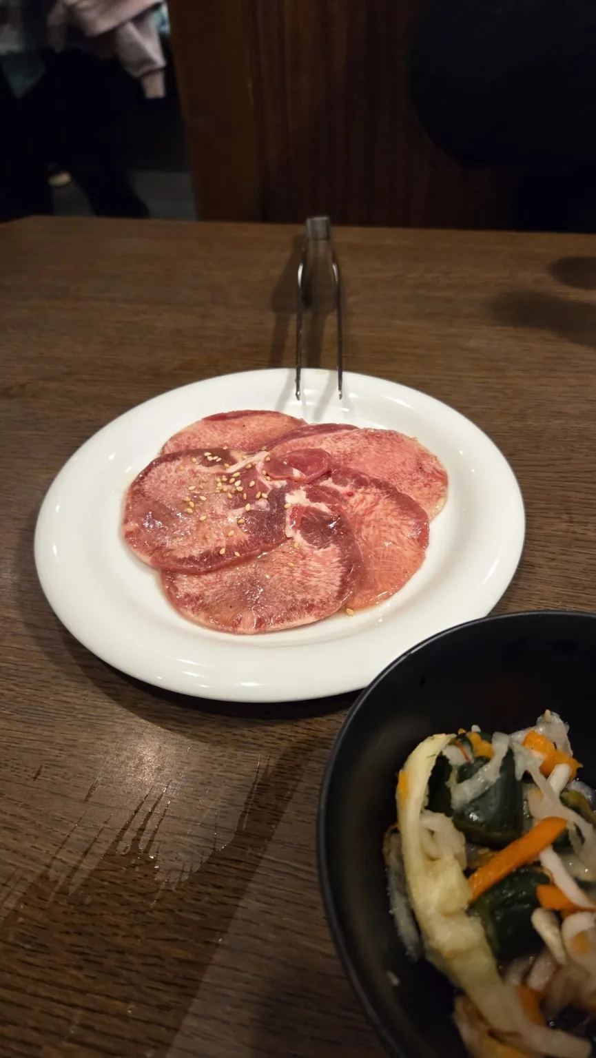규시게에서 주문한 우설이 흰 접시에 담겨 있는 모습