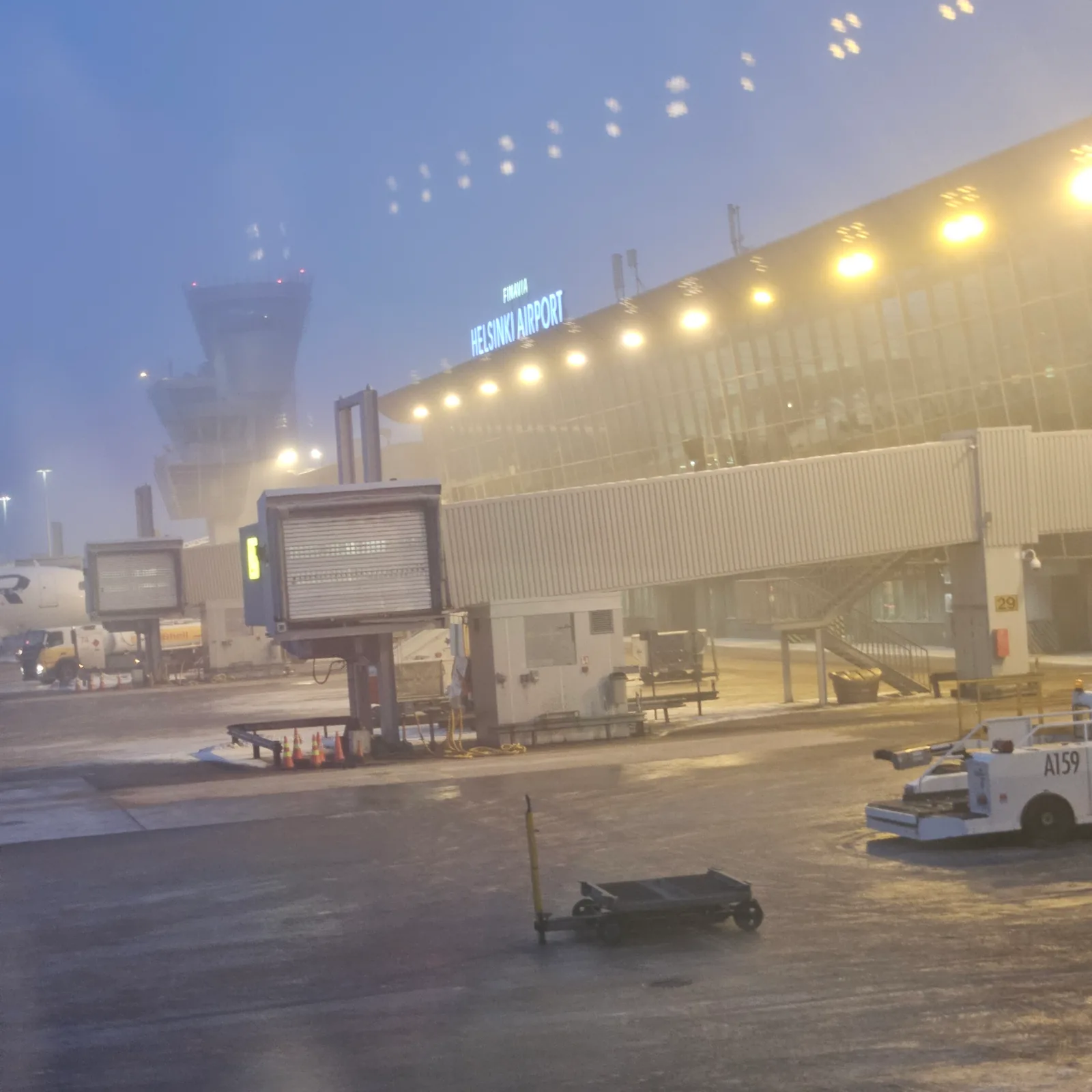 이른 아침 헬싱키 공항 터미널과 계류장