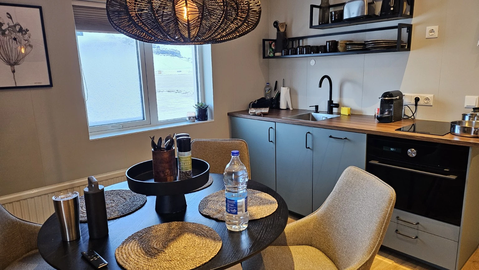 식탁과 싱크대, 조리기구가 갖춰진 Kvíhólmi Premium Apartments 주방 공간