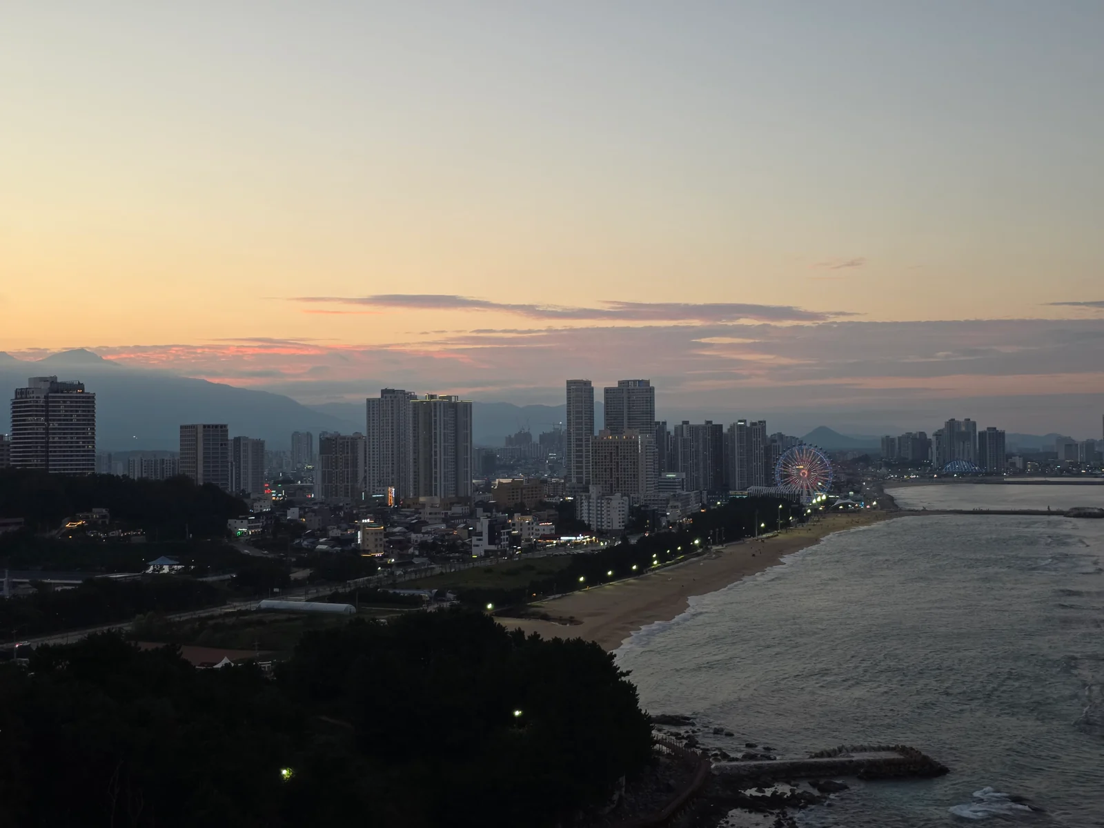 해 질 무렵 속초 해안선 너머로 보이는 동해
