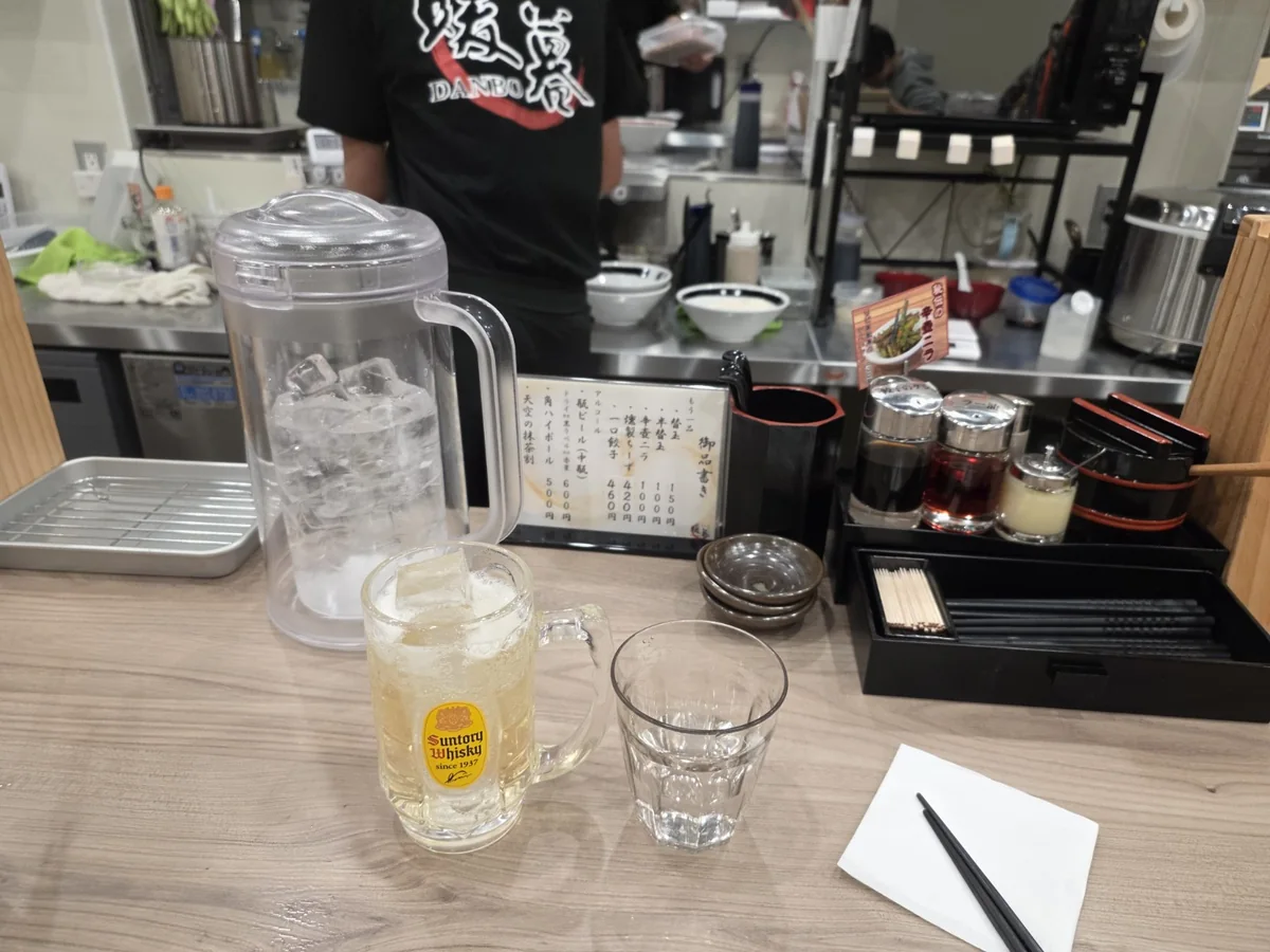 오픈키친 앞 카운터에서 마신 하이볼