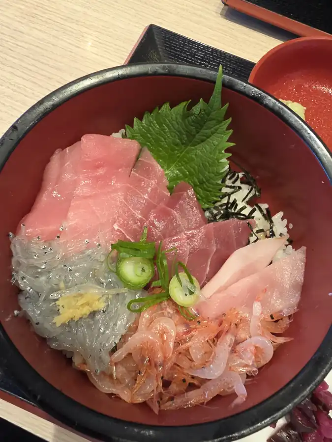 생시라스와 참치, 생사쿠라에비가 올라간 시미즈 아지와이동(清水あじわい丼)