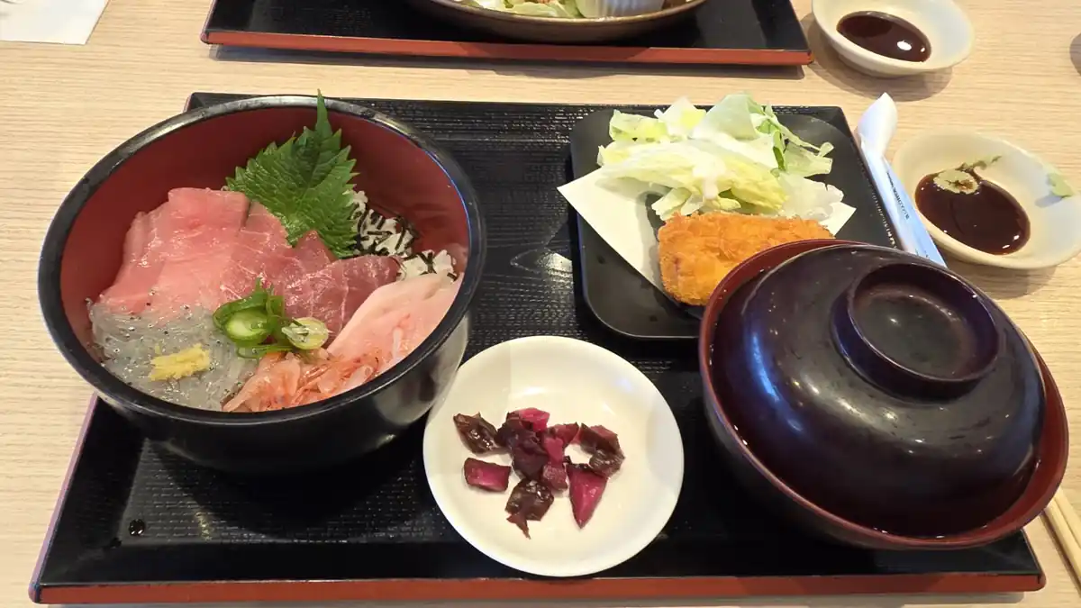 A Shimizu Ajiwai-don set topped with raw shirasu, tuna and raw sakura shrimp