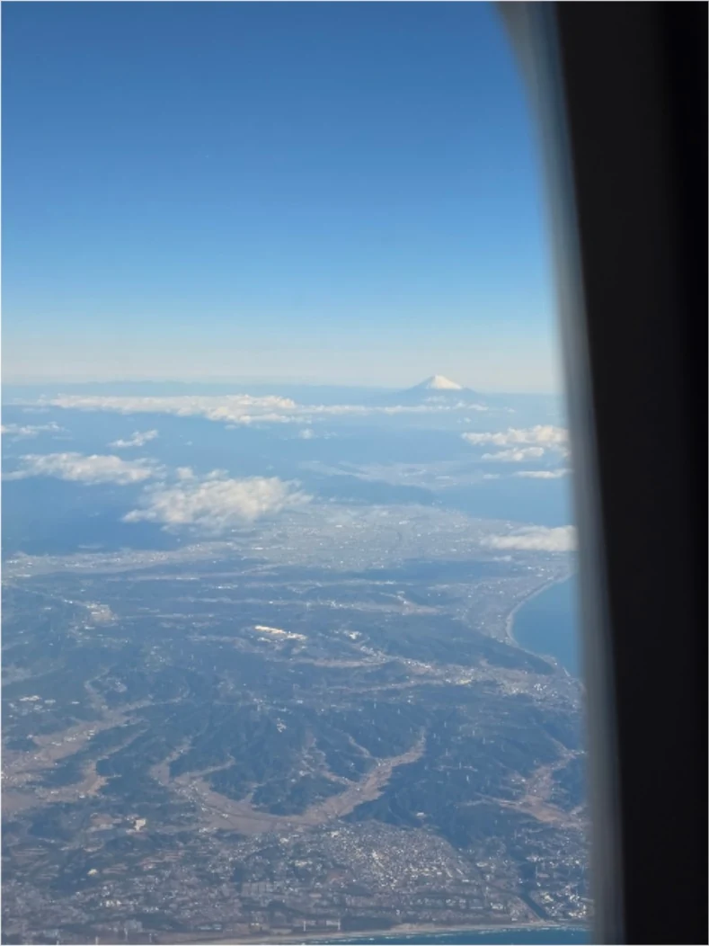 시즈오카 공항 착륙 전 비행기 창밖 멀리 보이는 후지산