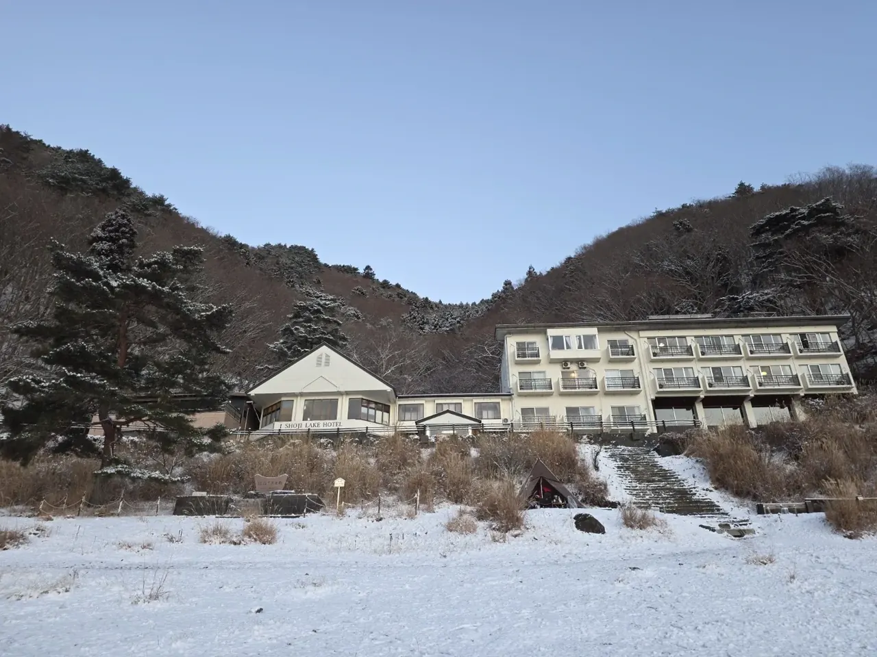 눈 쌓인 쇼지호 앞의 쇼지 레이크 호텔