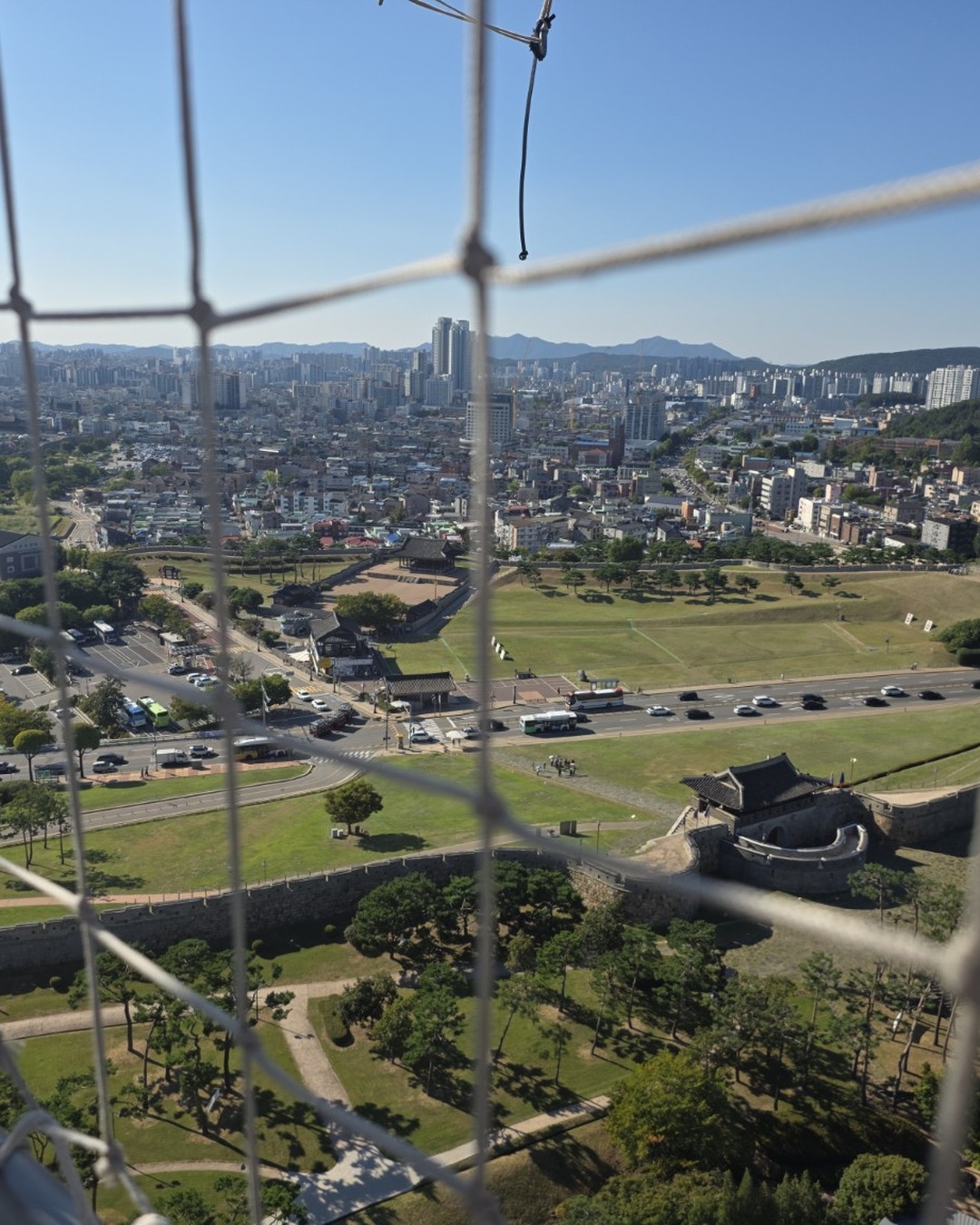 플라잉수원에서 내려다본 수원화성과 수원 시내
