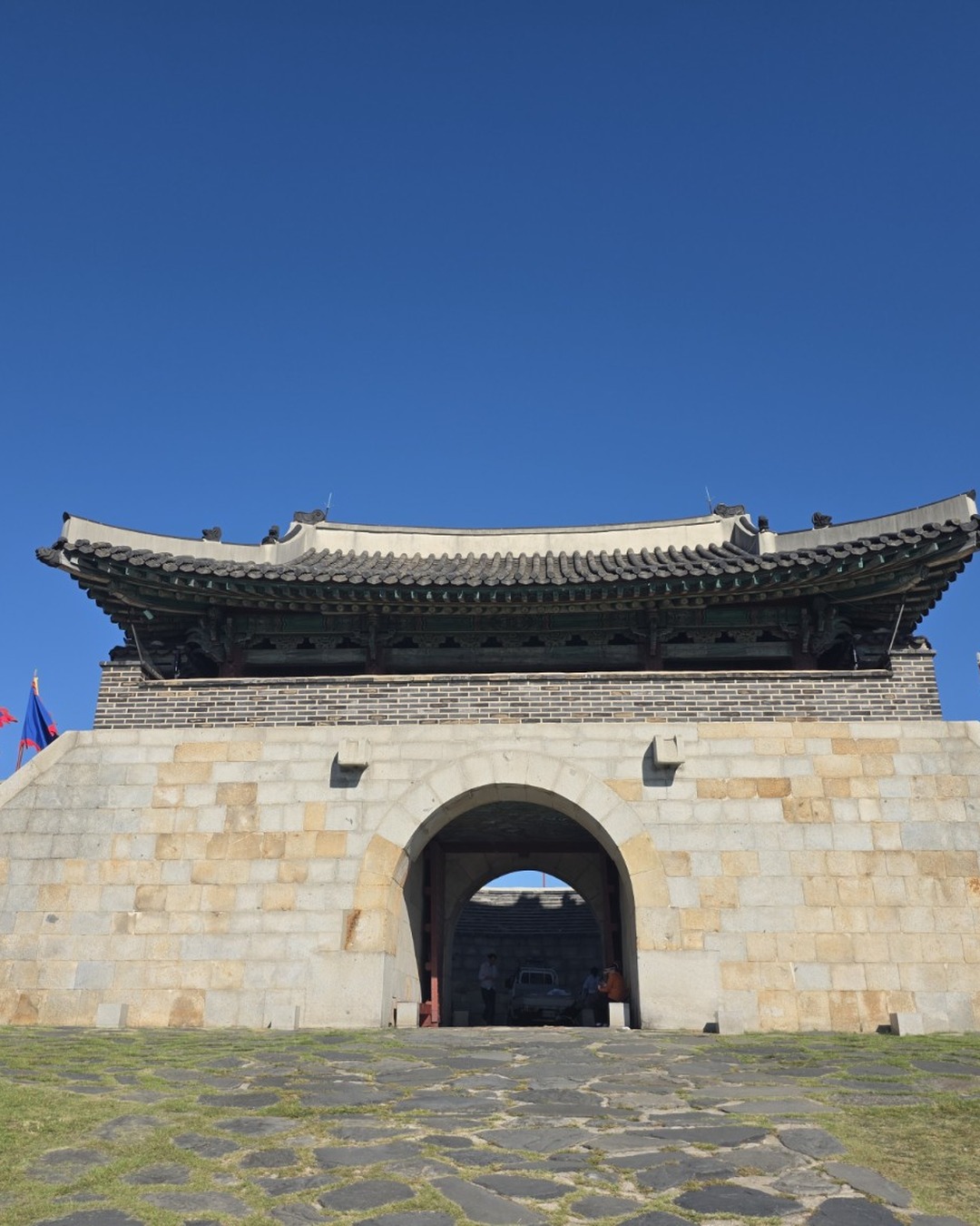 맑은 가을 하늘 아래의 수원화성